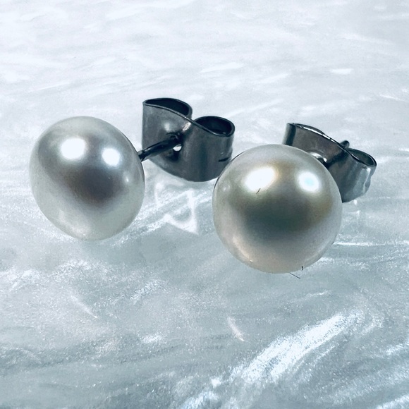 Beautiful vintage faux pearl pierced post stud earrings - Picture 3 of 4